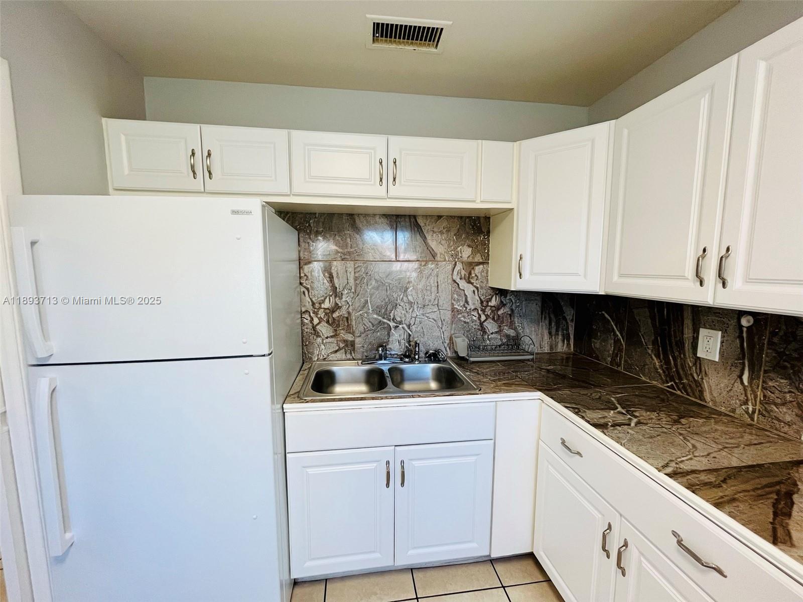 COLONIAL HOUSE CONDO - Residential Lease