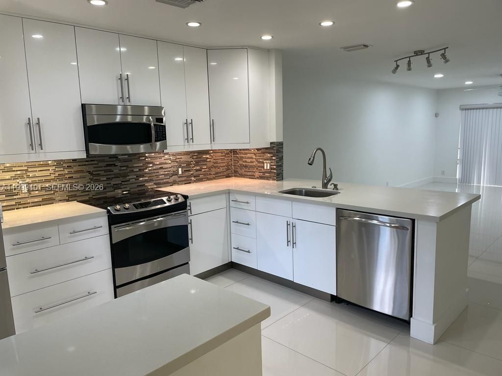 Photo of 454 Lakeview Dr #2, Weston, FL 33326 (MLS # A11999401)