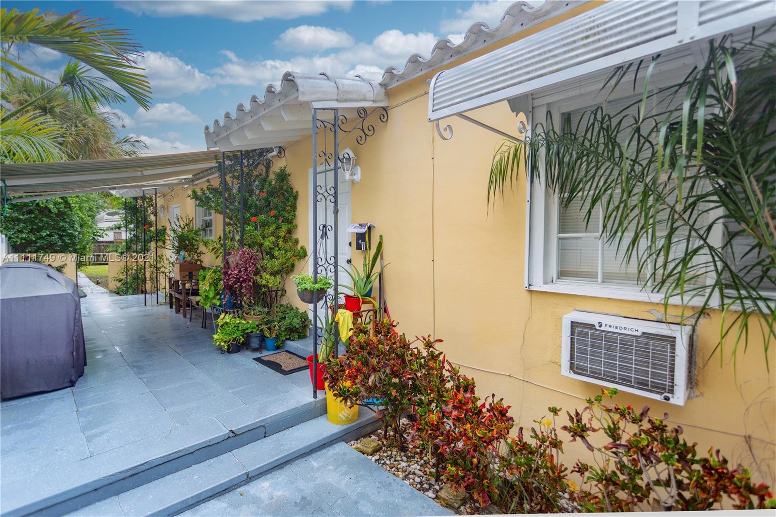 HOLLYWOOD - Residential Income