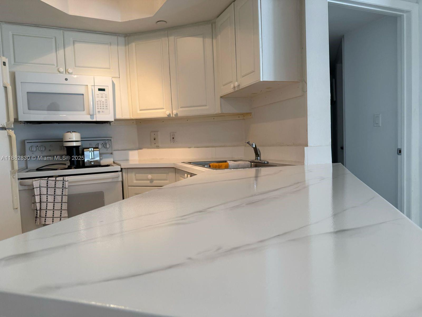 Cozy Furnished One bedroom One bathroom condo right on the Ocean of Surfside. Close to restaurants, shops, houses of worship, Bal Harbor Shops and More!