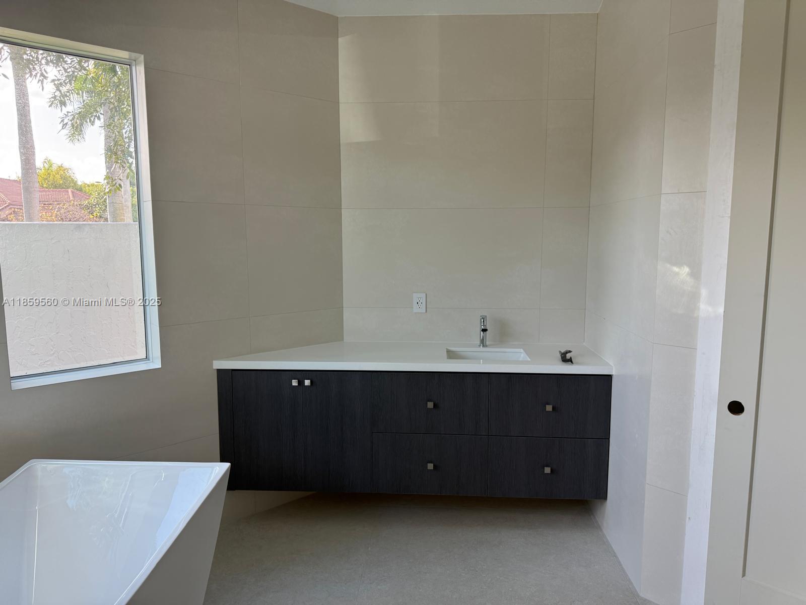 2523 Montclaire Cir