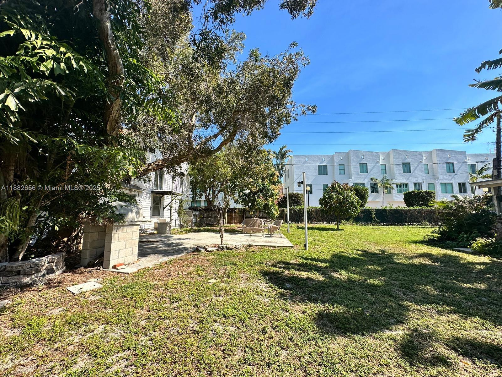 HOLLYWOOD LITTLE RANCHES - Residential Lease