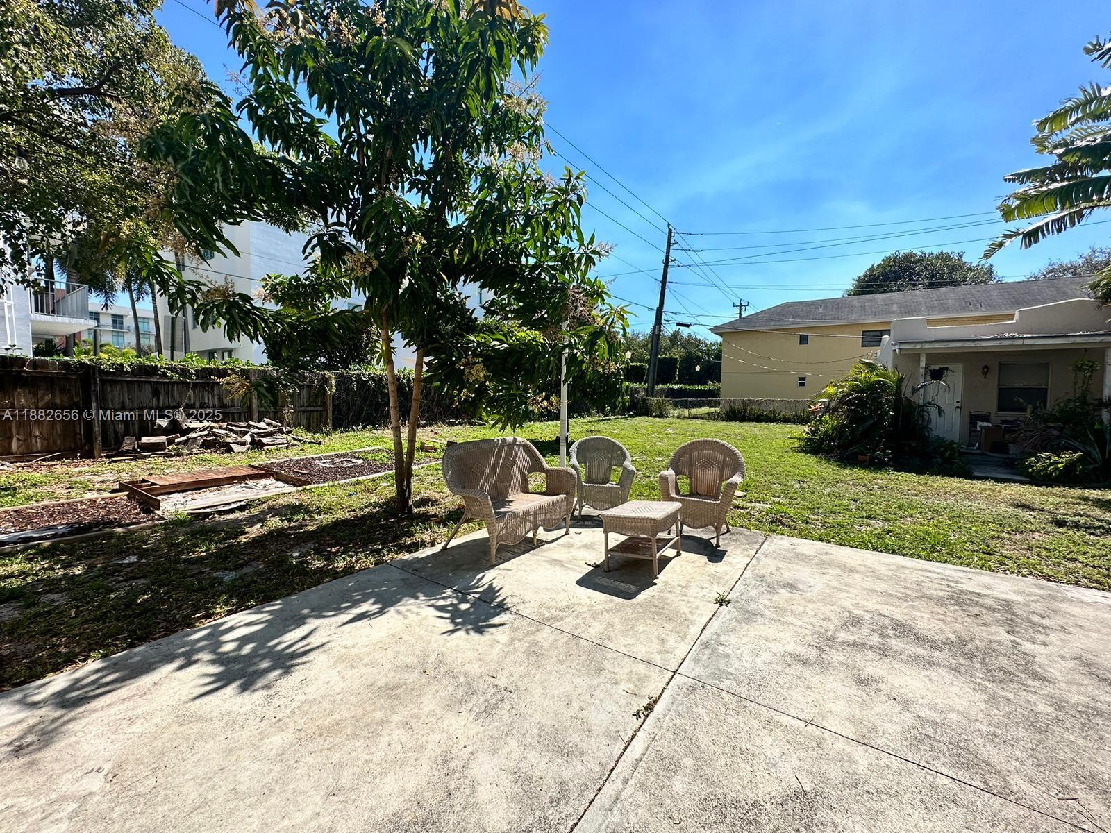 HOLLYWOOD LITTLE RANCHES - Residential Lease