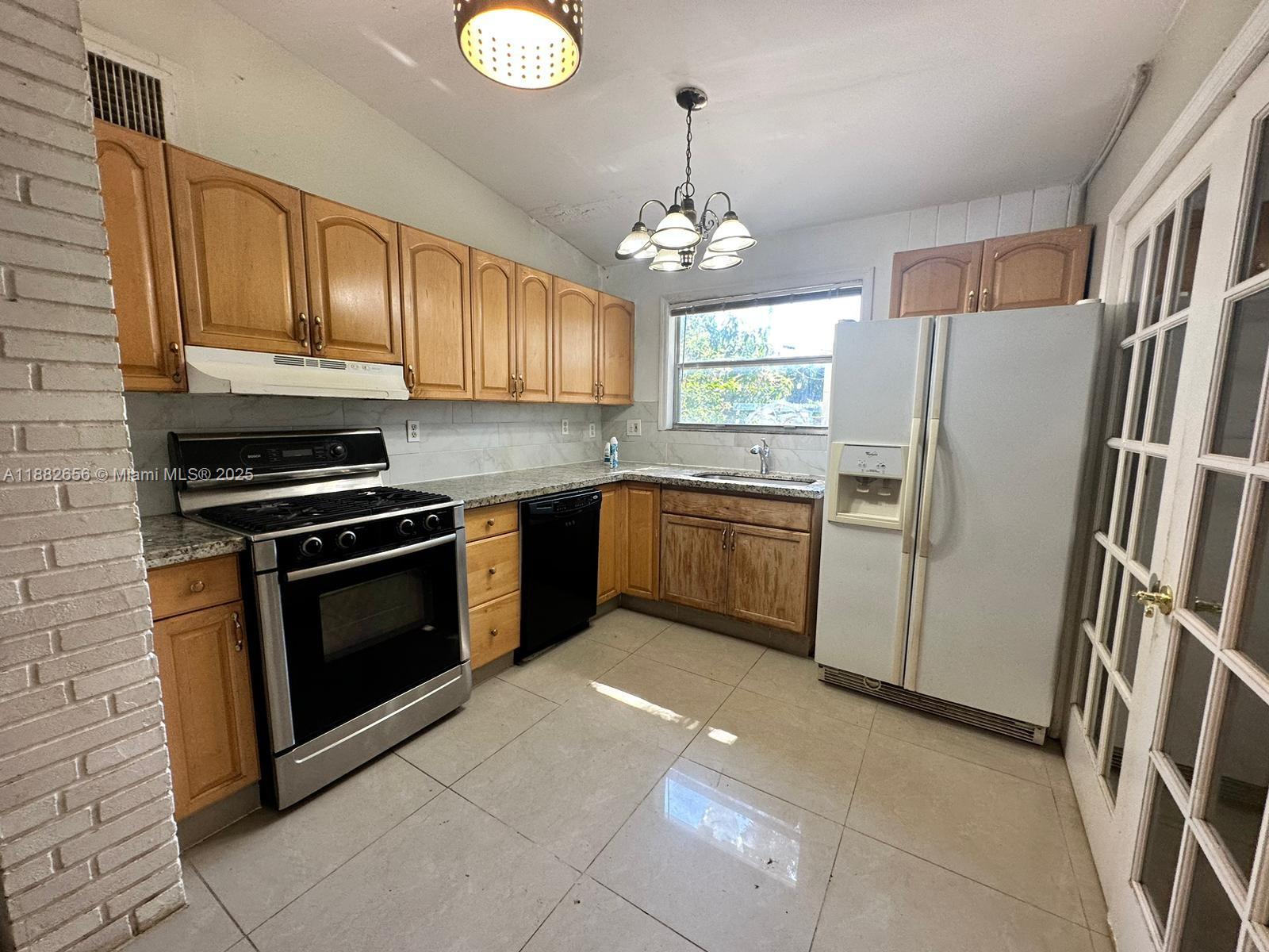 HOLLYWOOD LITTLE RANCHES - Residential Lease