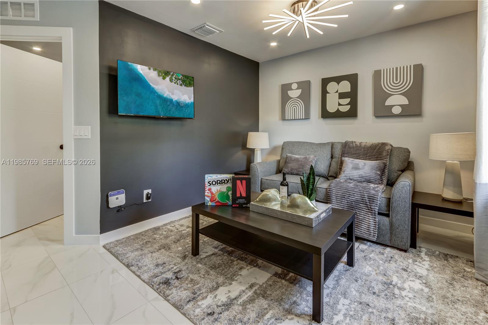 HOLLYWOOD LITTLE RANCHES - Residential Lease