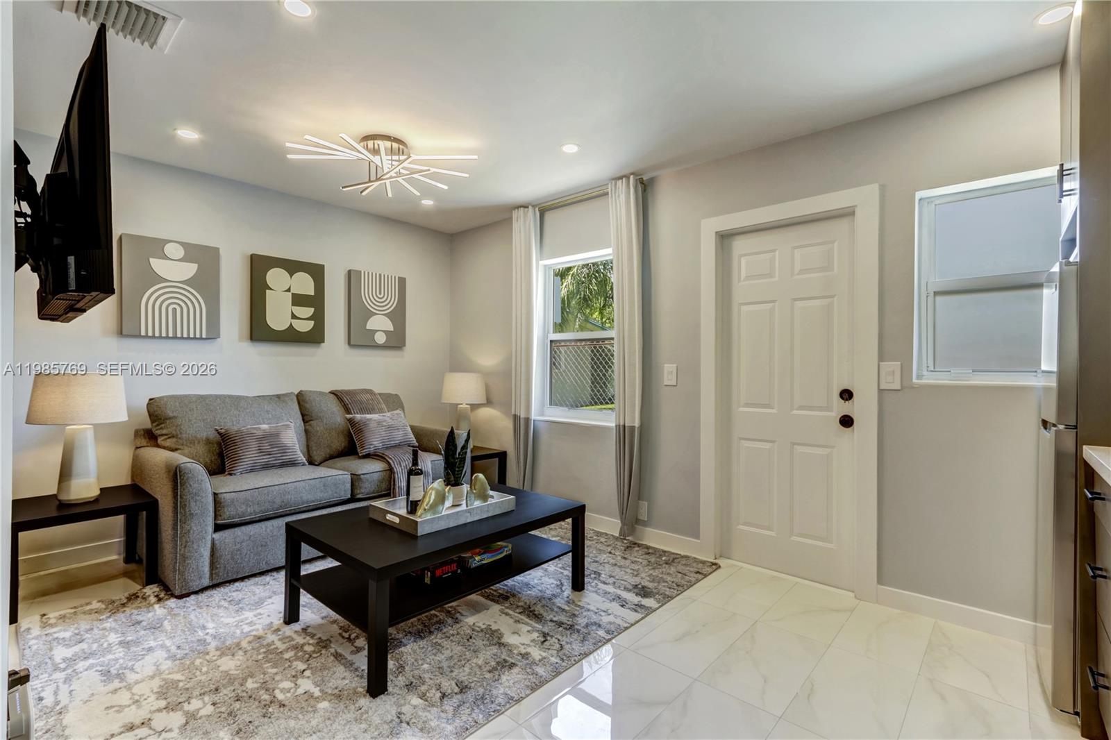 HOLLYWOOD LITTLE RANCHES - Residential Lease