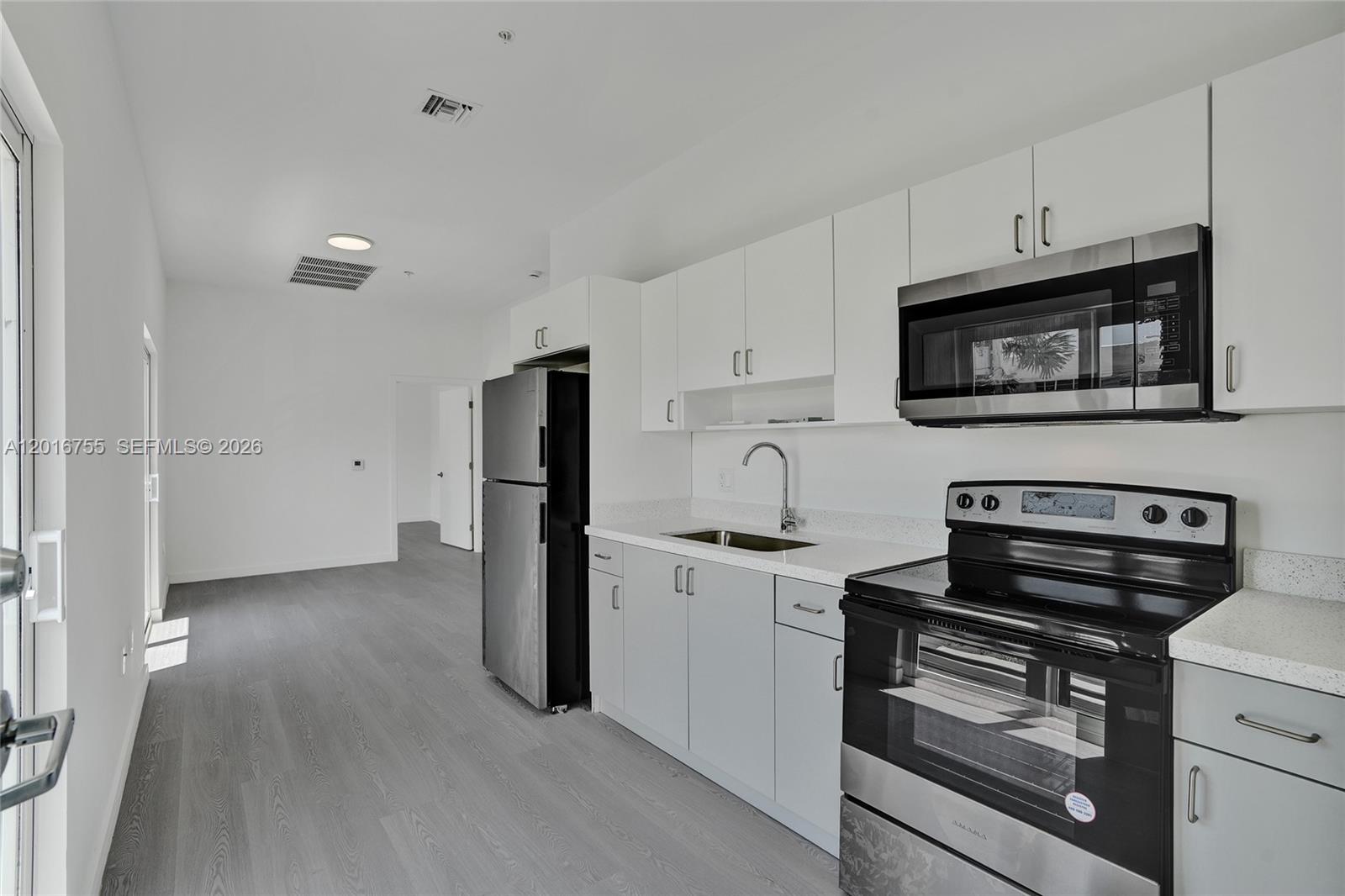 LAWRENCE ESTATES LAND COS - Residential Lease