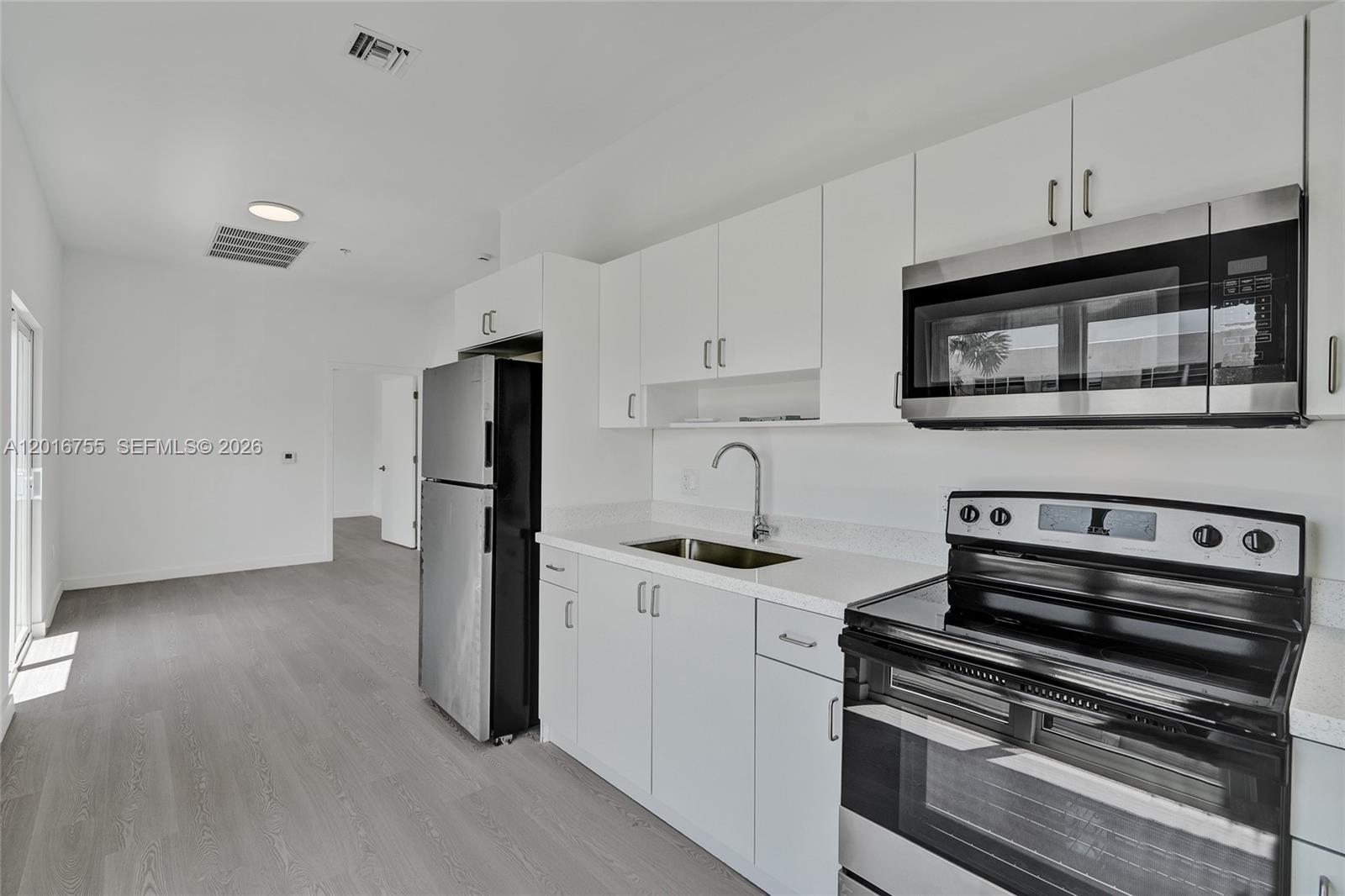 LAWRENCE ESTATES LAND COS - Residential Lease