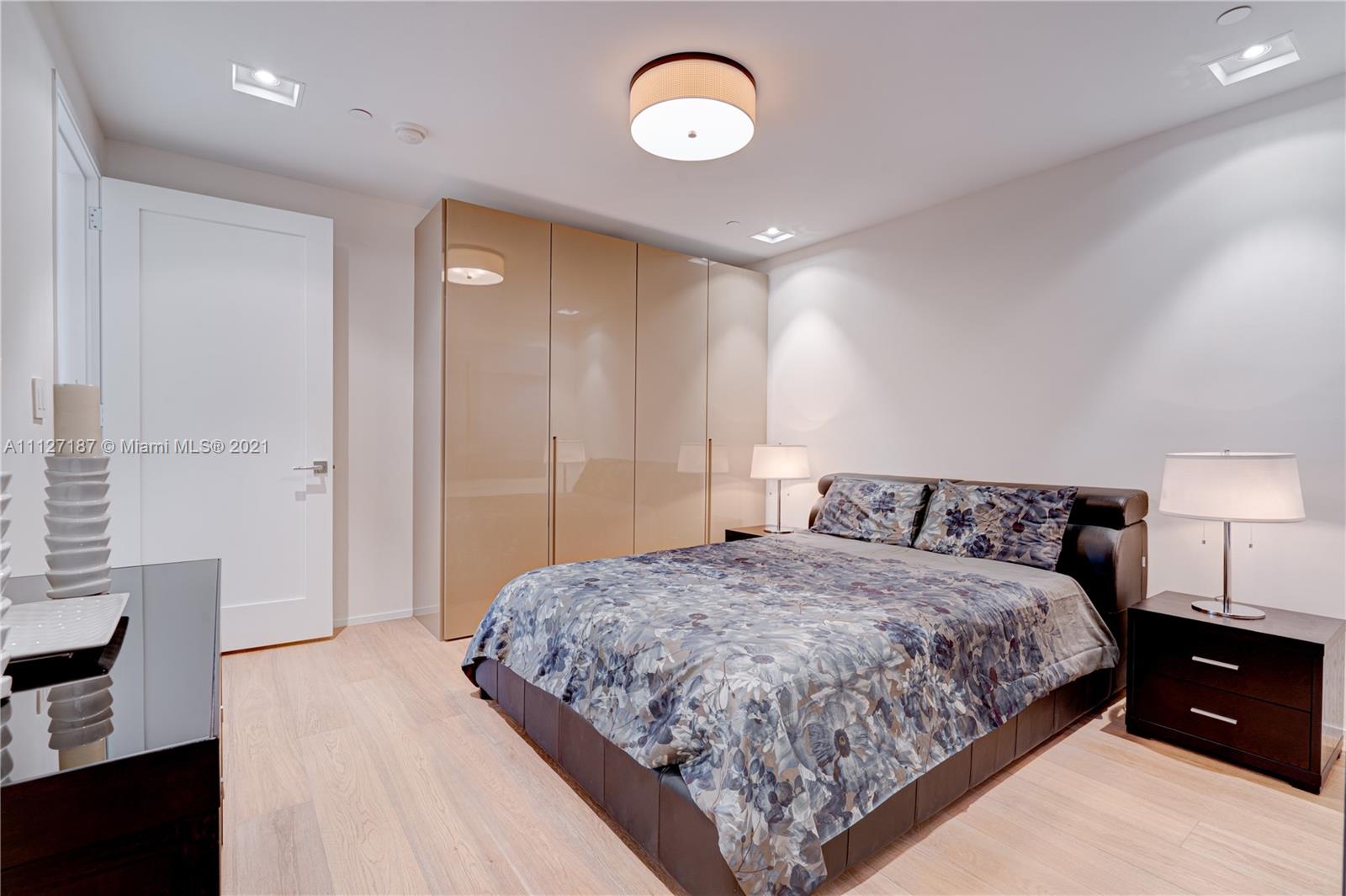 RESIDENCES AT VIZCAYA CON - Residential