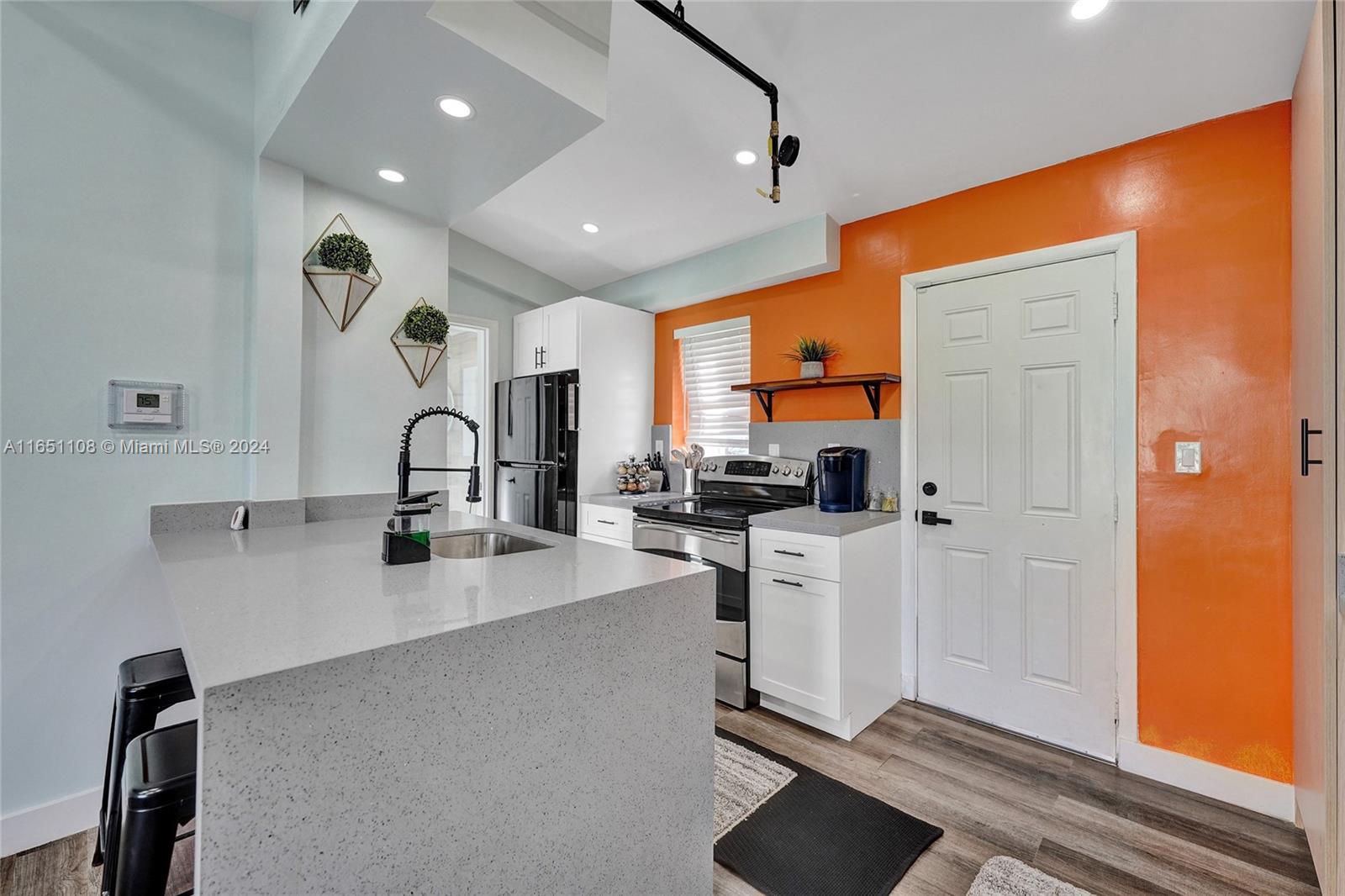 DIXIANNA VILLAS - Residential Lease