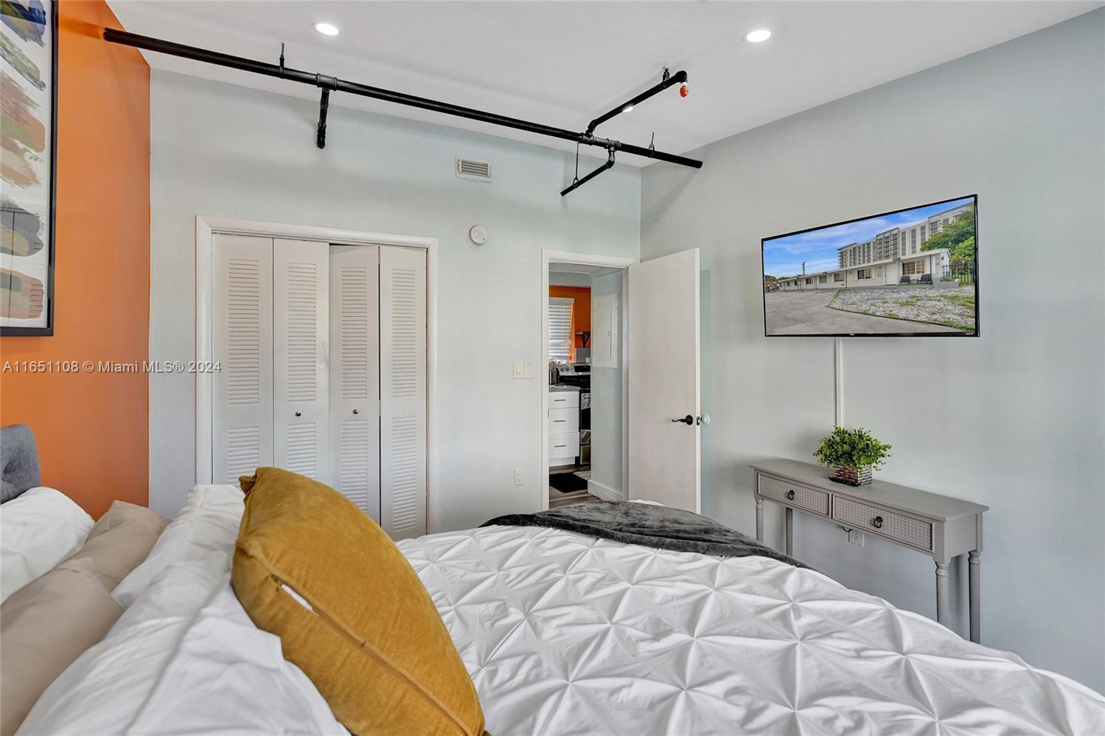 DIXIANNA VILLAS - Residential Lease