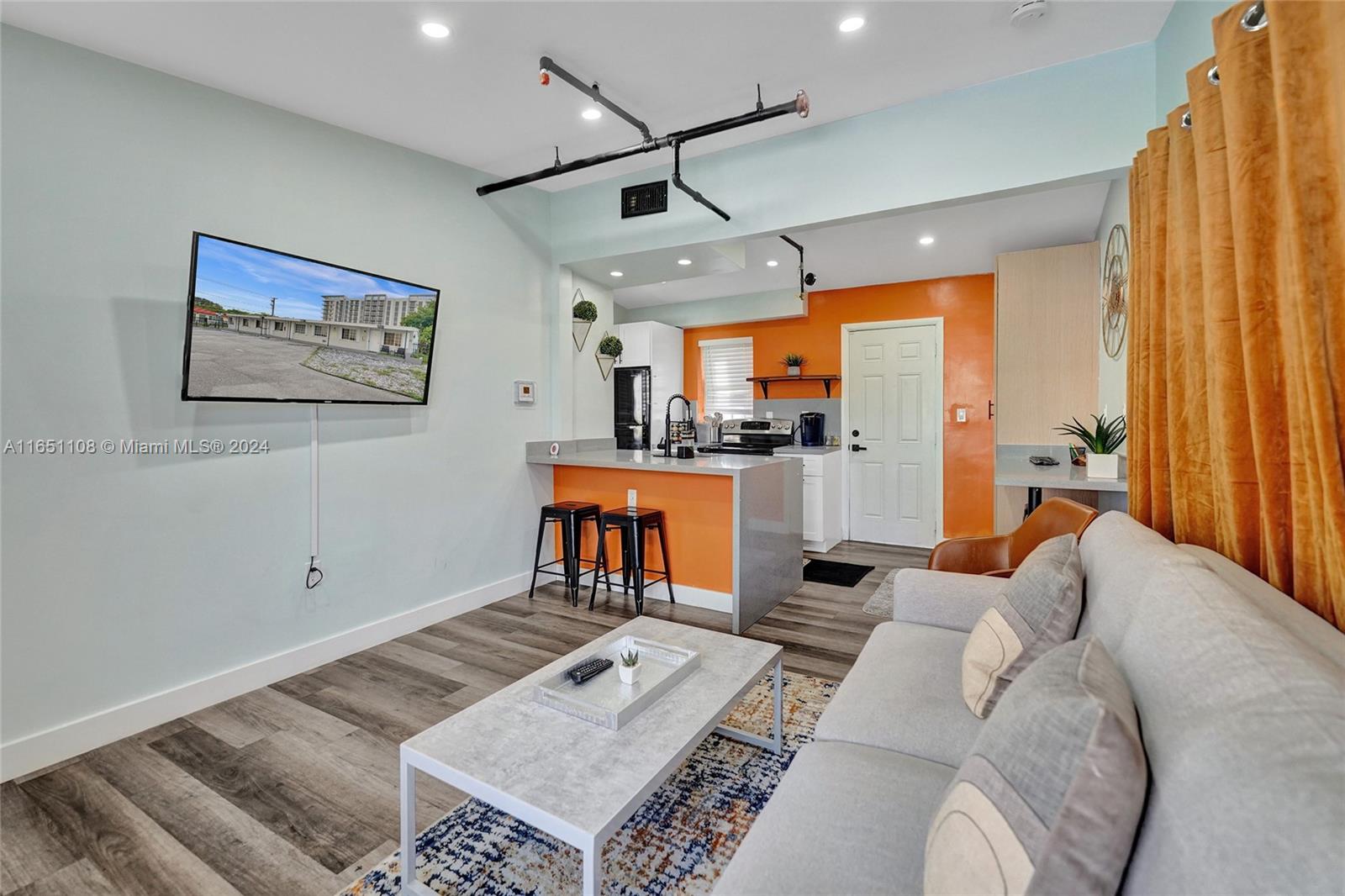 DIXIANNA VILLAS - Residential Lease