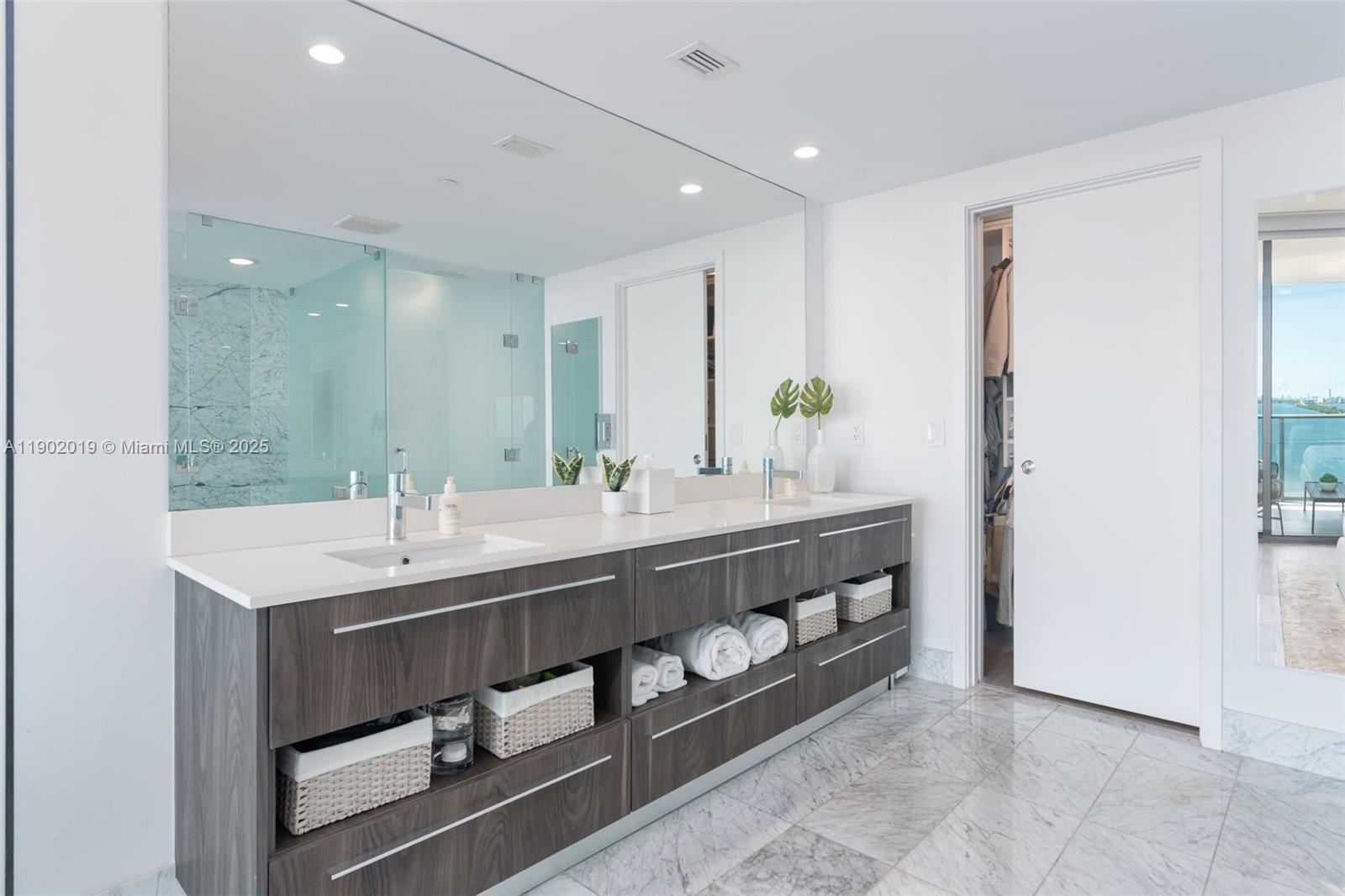 ONE PARAISO CONDO - Residential