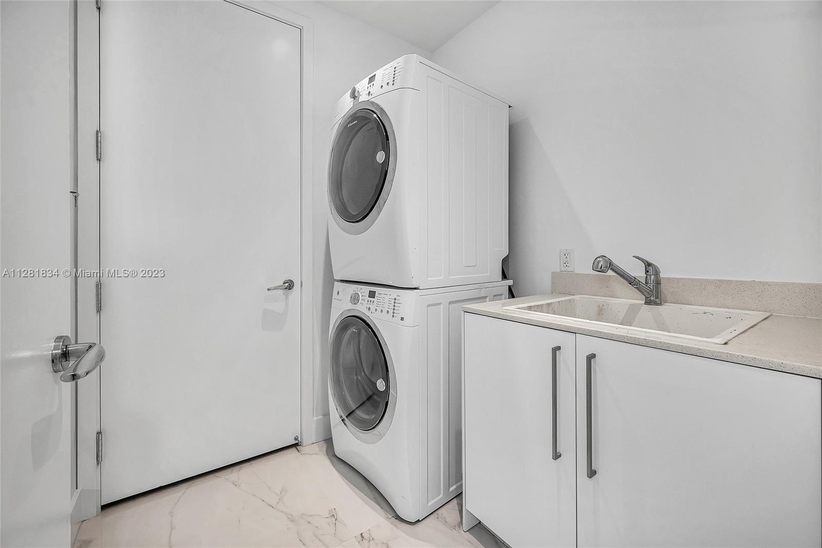 JADE SIGNATURE CONDO - Residential