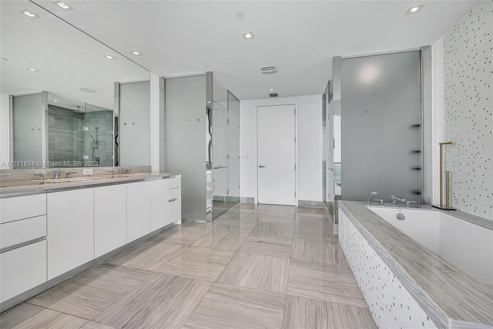 JADE SIGNATURE CONDO - Residential