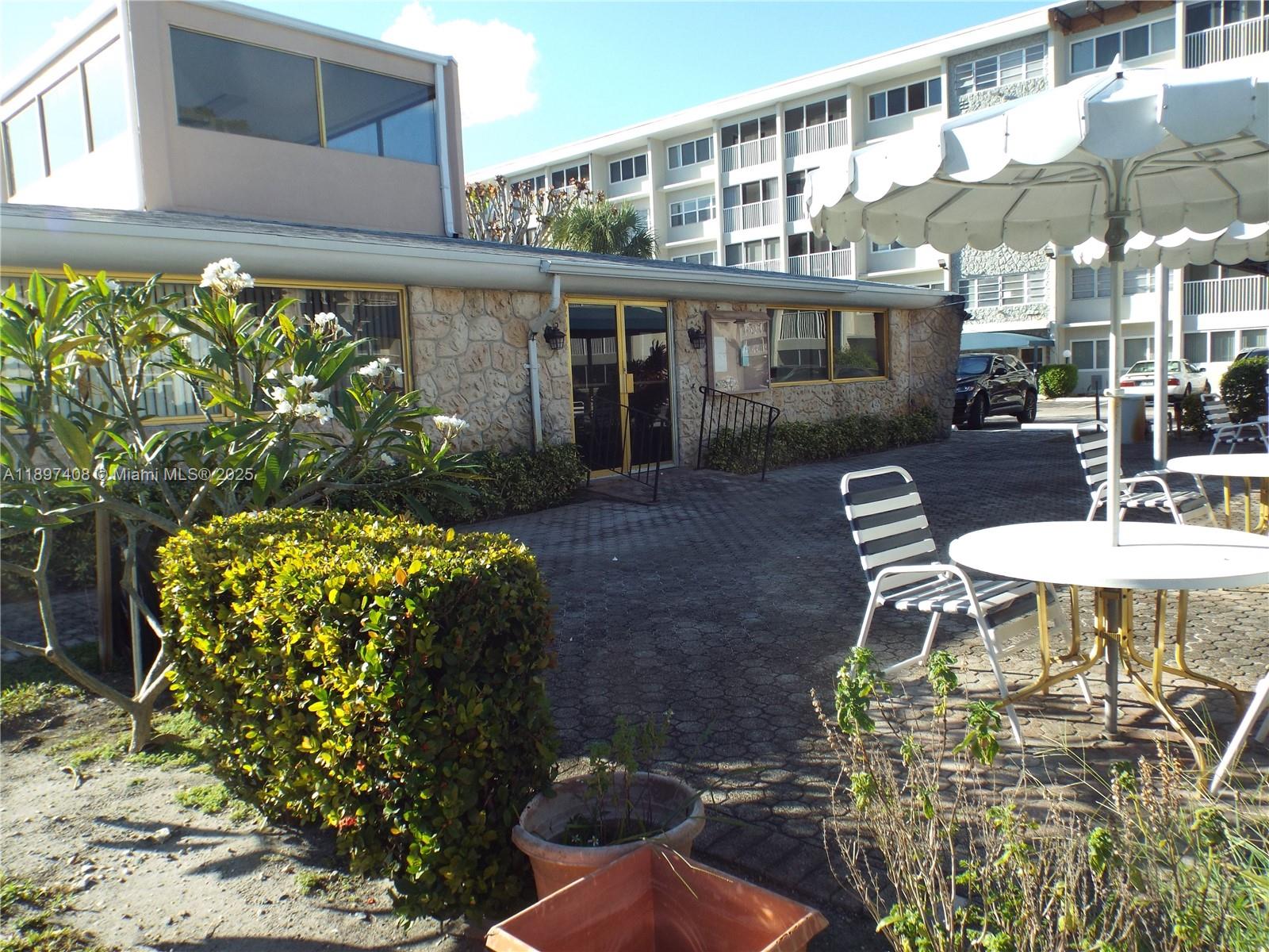 FOURTH GULFSTREAM GARDEN - Residential