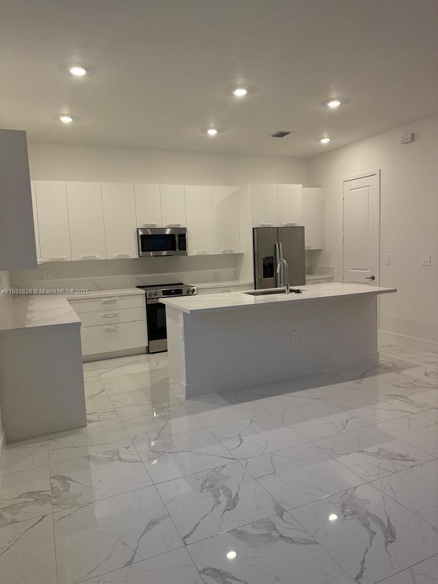 RESERVE AT DAVIE - Residential Lease