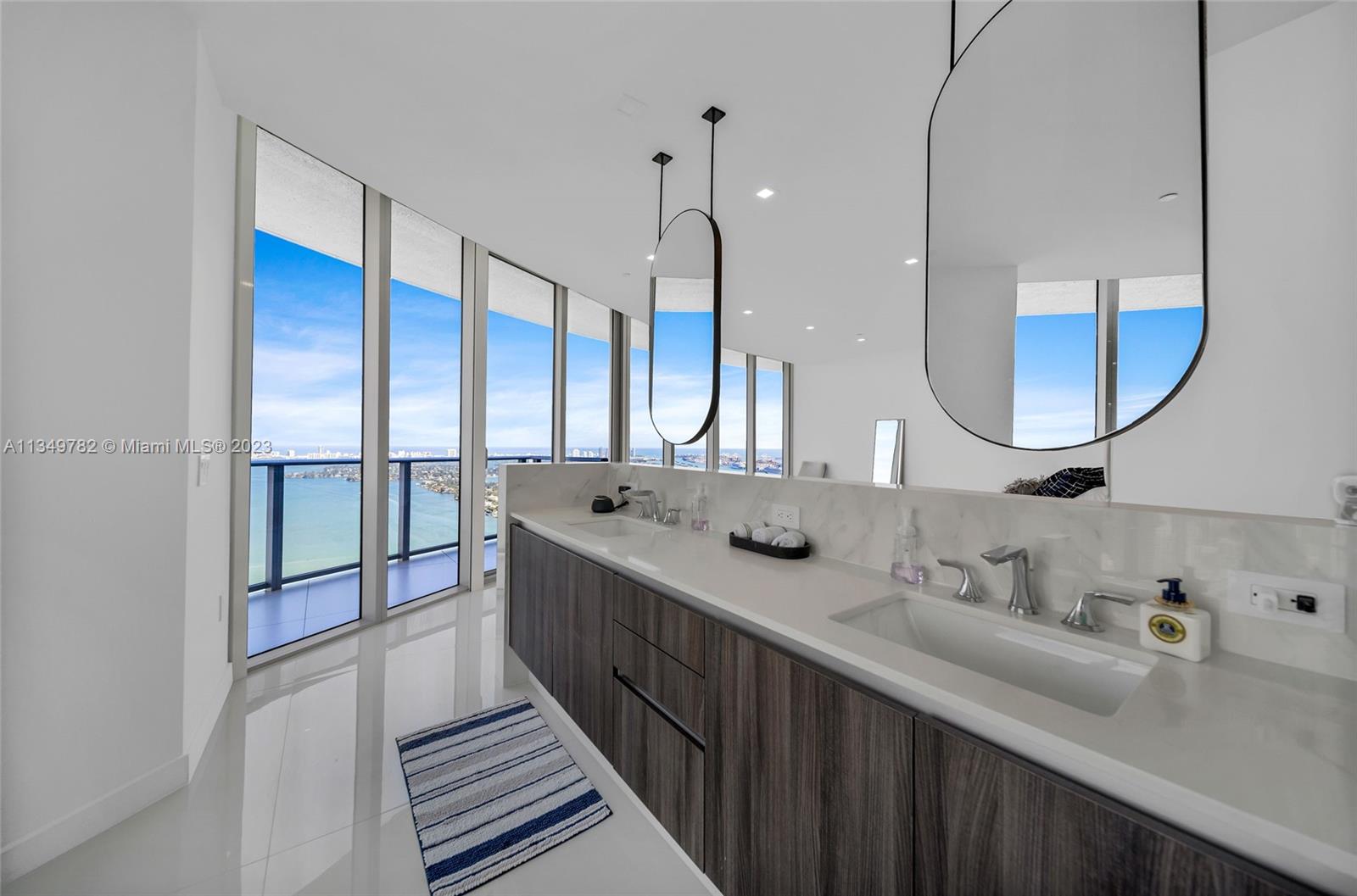 ARIA ON THE BAY - Residential