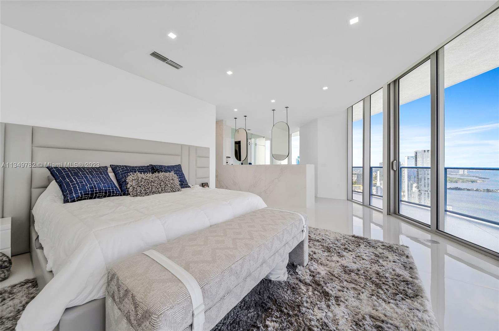 ARIA ON THE BAY - Residential