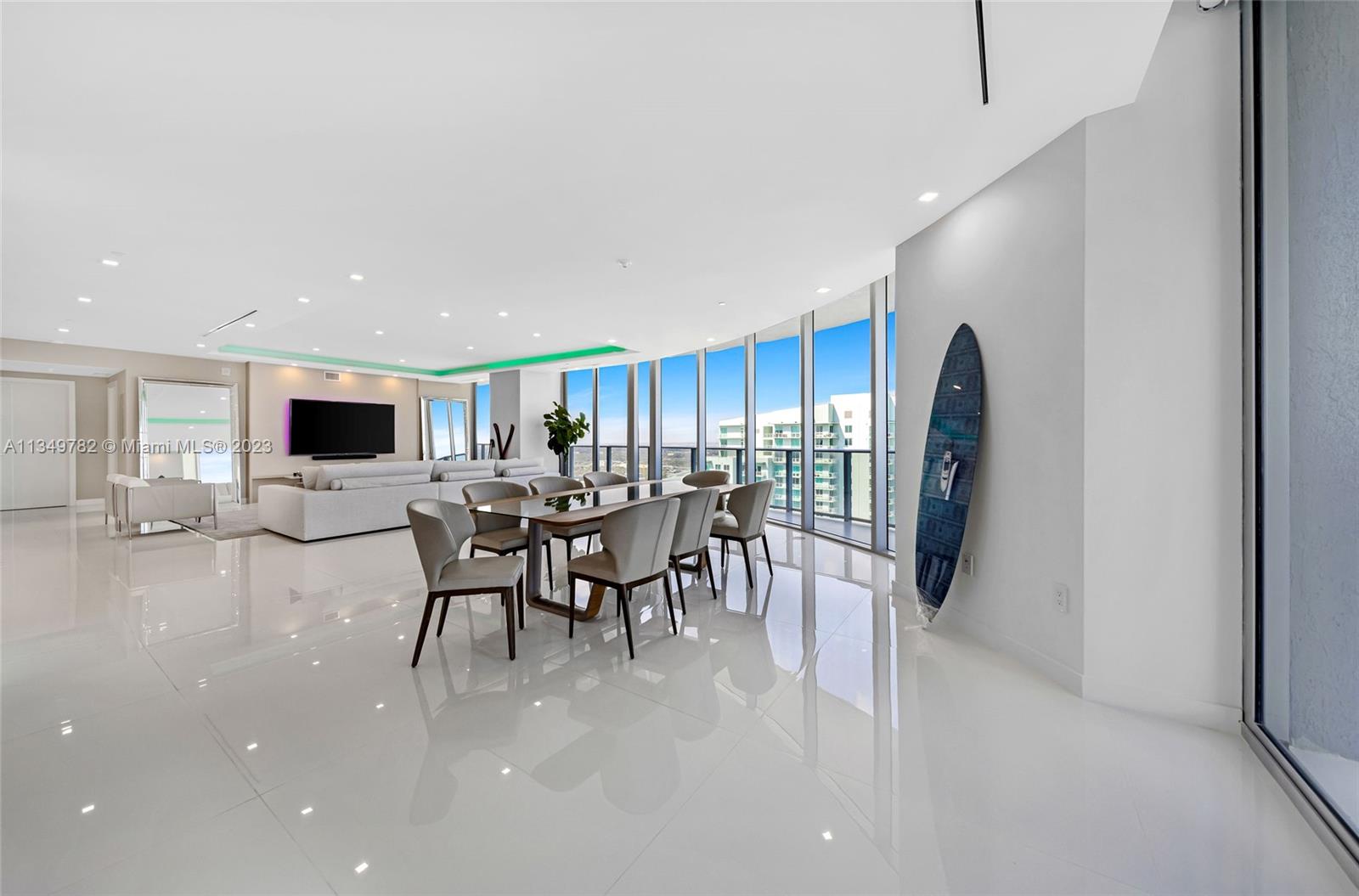 ARIA ON THE BAY - Residential