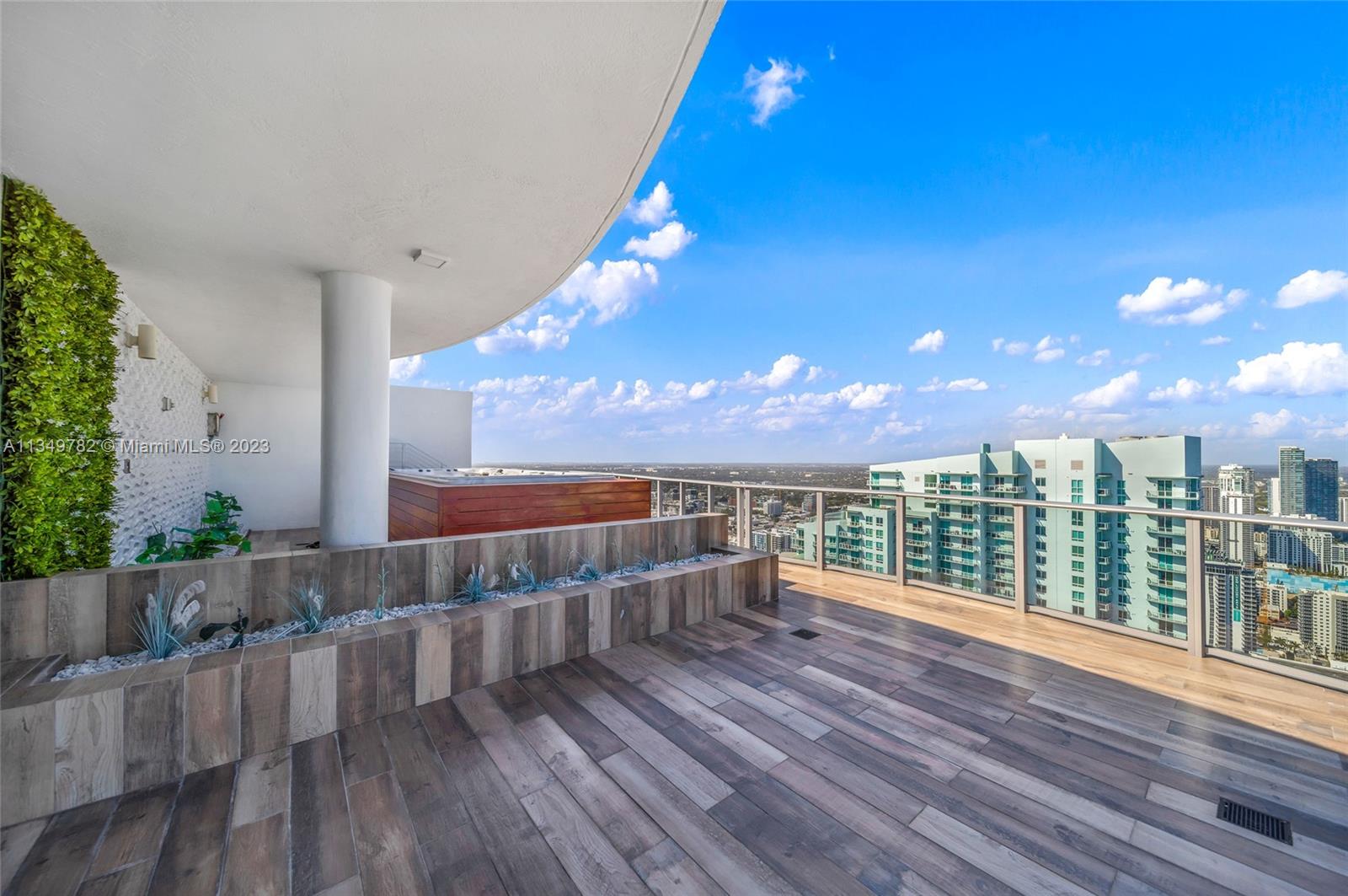 ARIA ON THE BAY - Residential