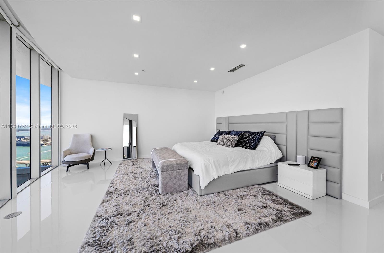 ARIA ON THE BAY - Residential