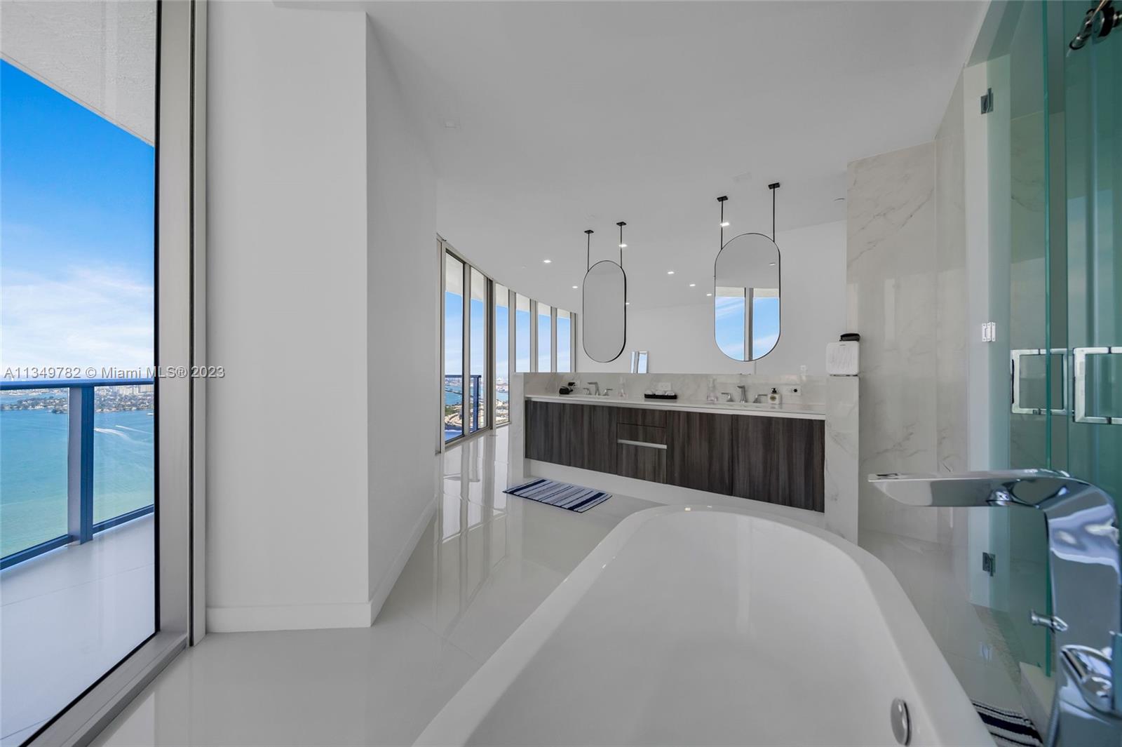 ARIA ON THE BAY - Residential