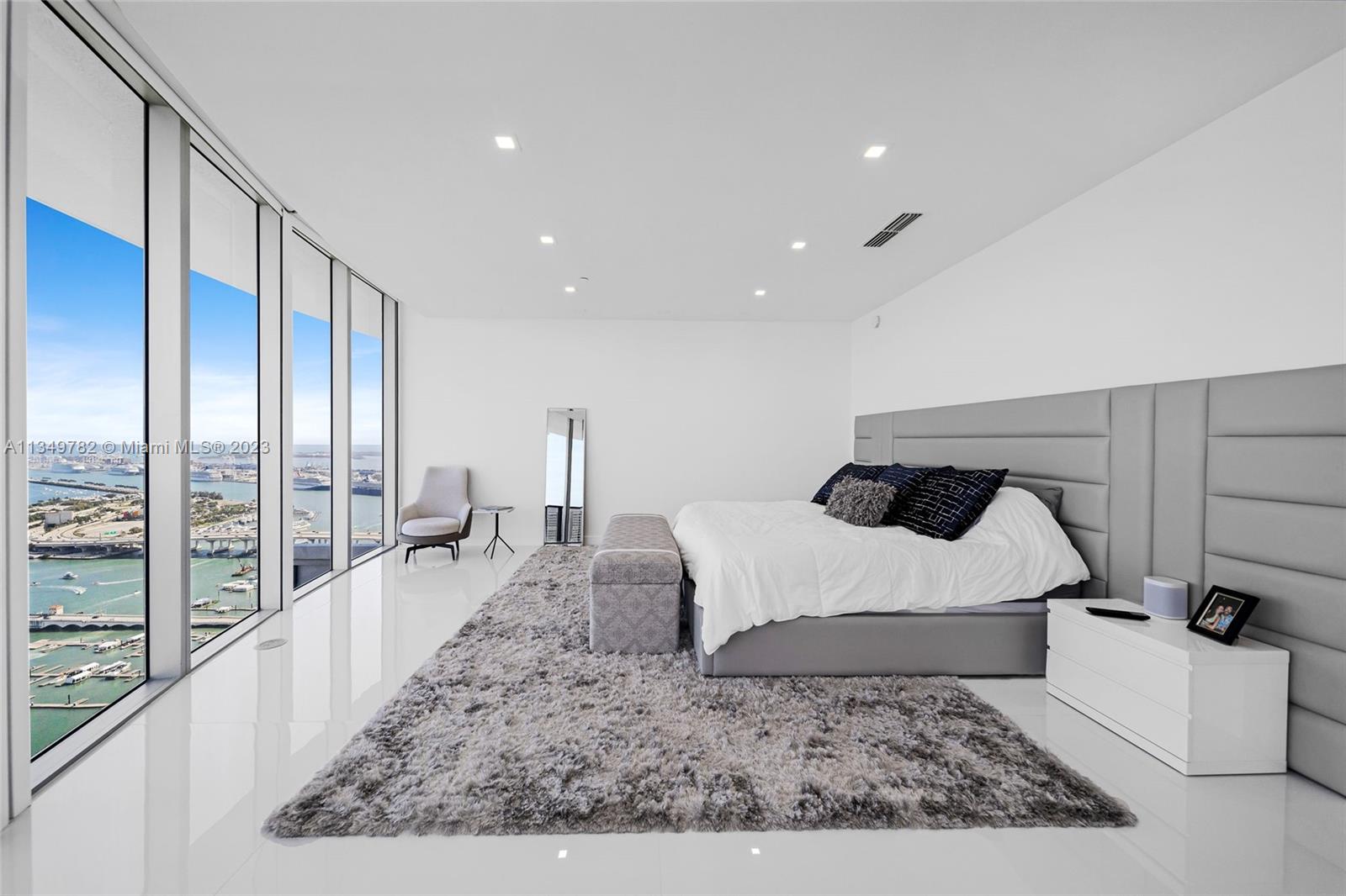 ARIA ON THE BAY - Residential