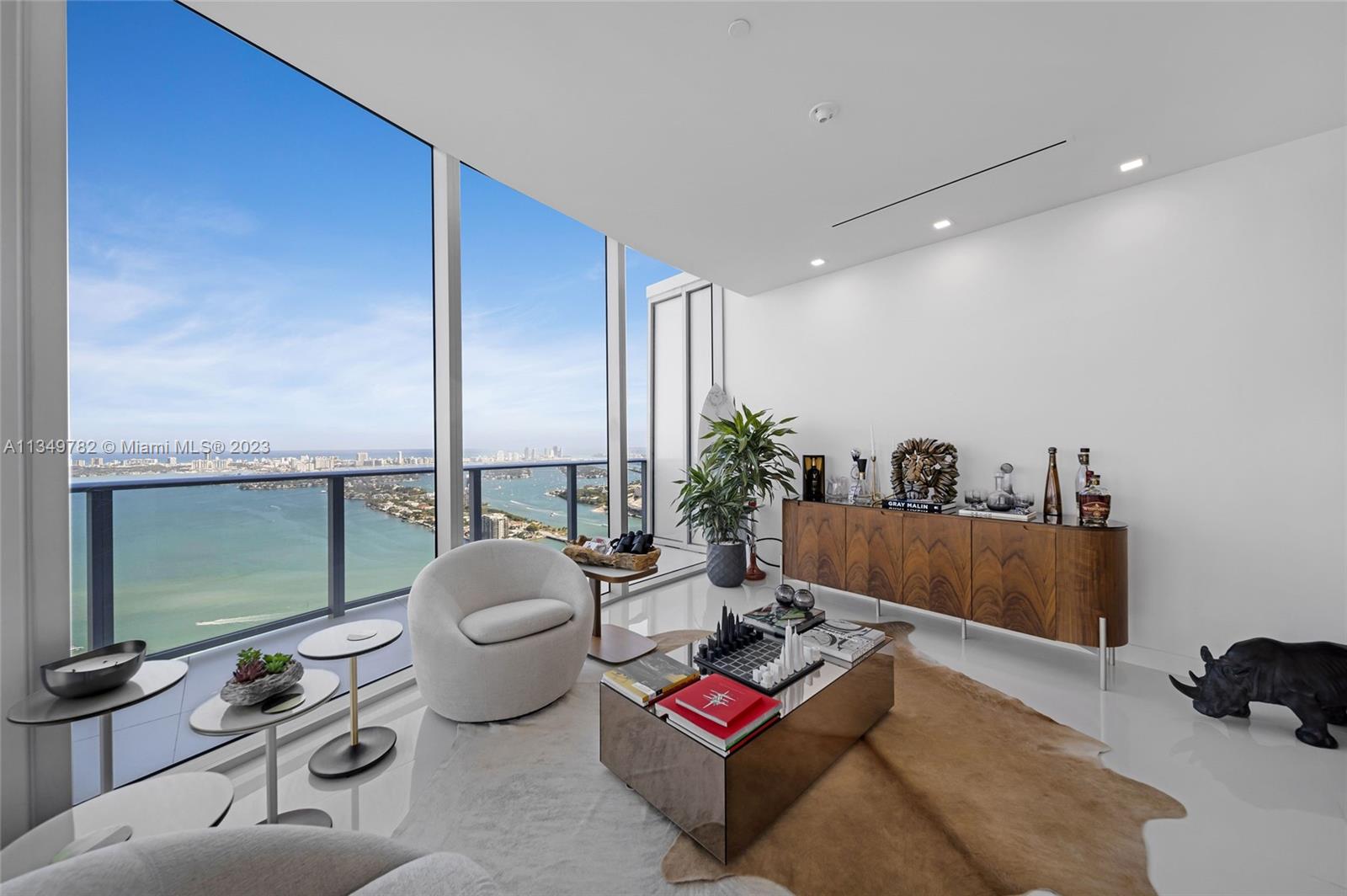 ARIA ON THE BAY - Residential