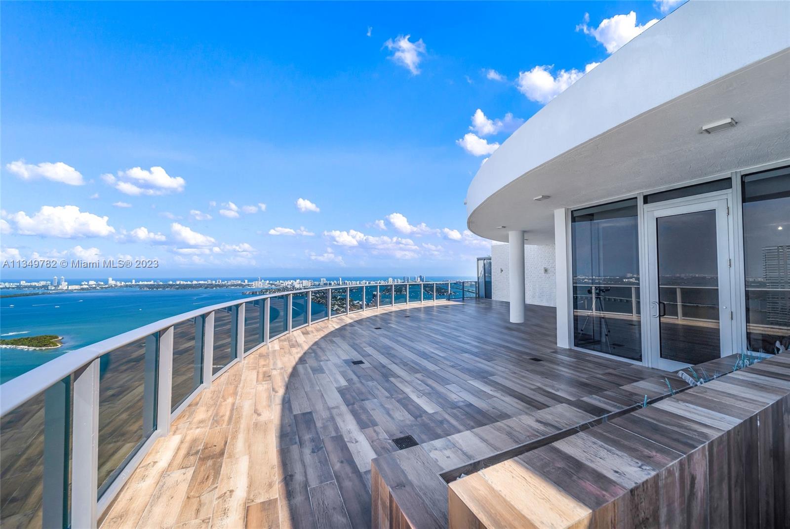 ARIA ON THE BAY - Residential