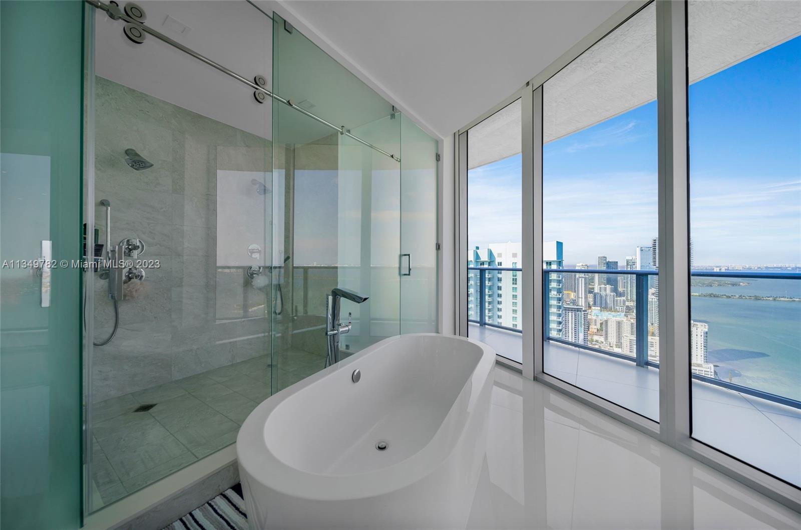 ARIA ON THE BAY - Residential