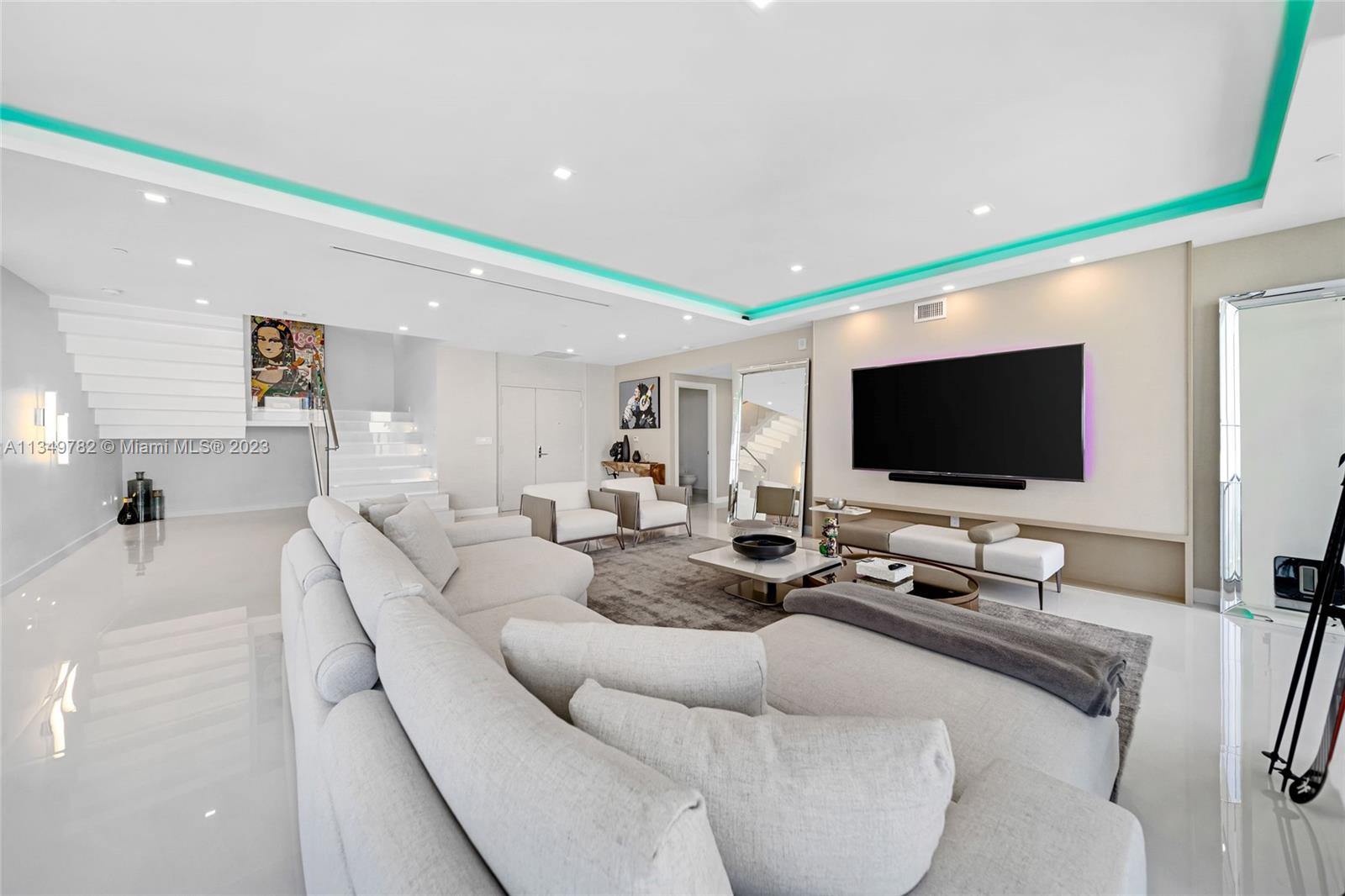 ARIA ON THE BAY - Residential