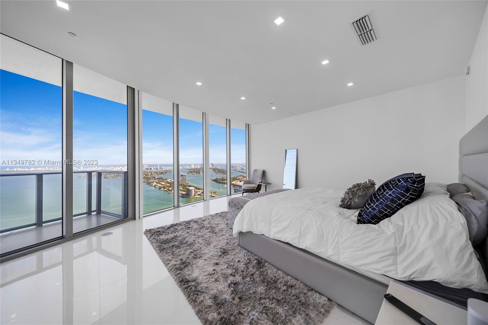 ARIA ON THE BAY - Residential