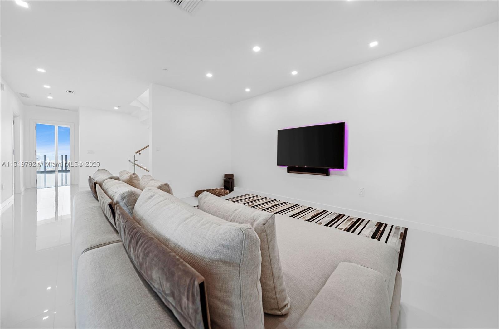 ARIA ON THE BAY - Residential