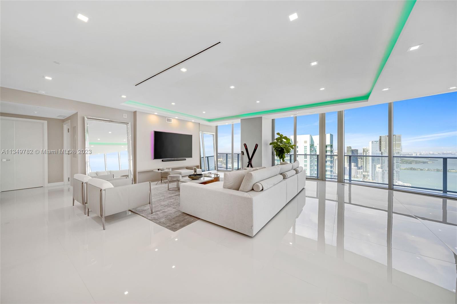 ARIA ON THE BAY - Residential