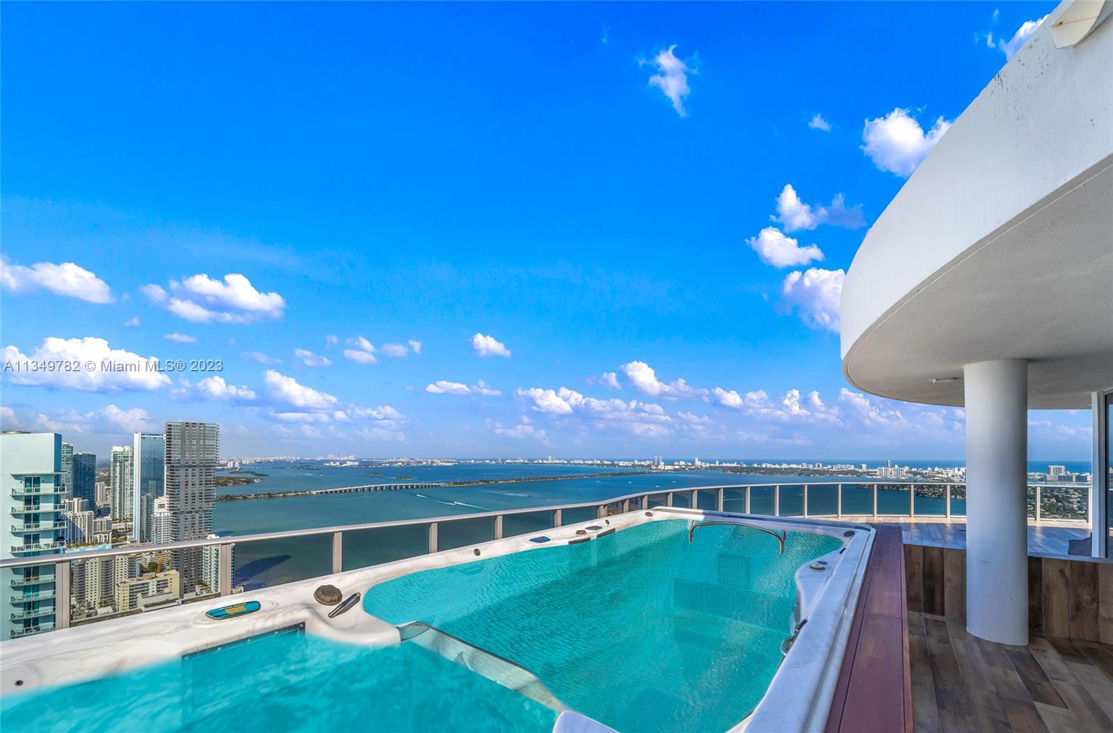 ARIA ON THE BAY - Residential