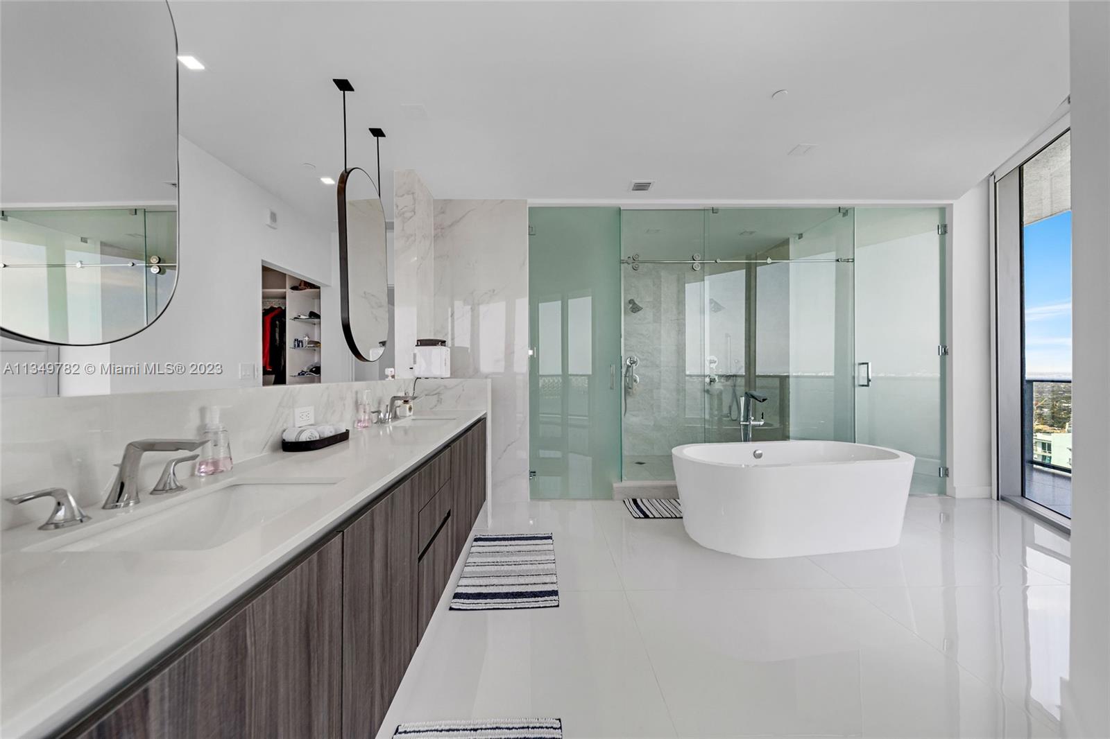 ARIA ON THE BAY - Residential