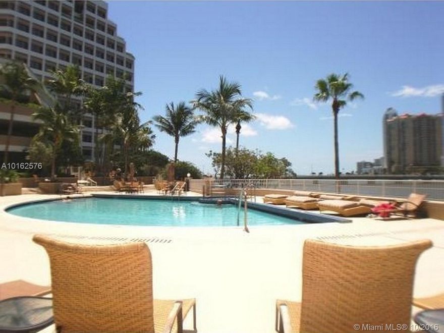 Beautiful & spacious unit. Split floor plan with a stunning direct bay & city view. Marble and wood floors. Large built-ins, walk-in closets, Stainless steel appliances. Granite counter tops. Enjoy the Brickell Key life style. Walking distance to parks, restaurants and Brickell Avenue.