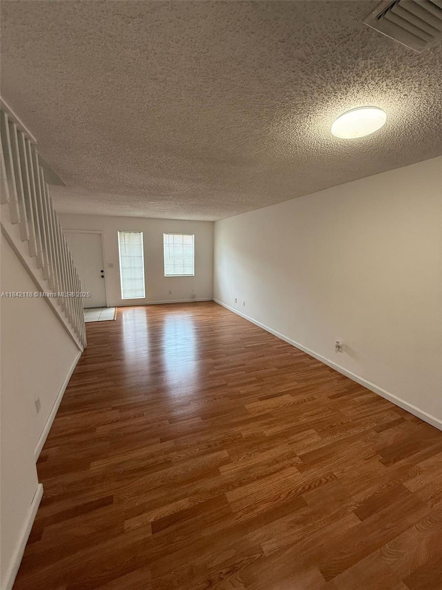 Totally fresh paint 2 bedroom 2.5 bath townhouse located in the sought-after community Sienna Club. cozy patio area and community pool. Close to great restaurants, shopping and
worship. This is a must see!
