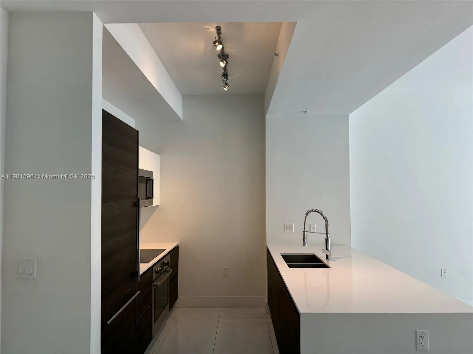 Coral Gables, Florida 33146, United States, 1 Bedroom Bedrooms, ,1 BathroomBathrooms,Residential,Active,234616