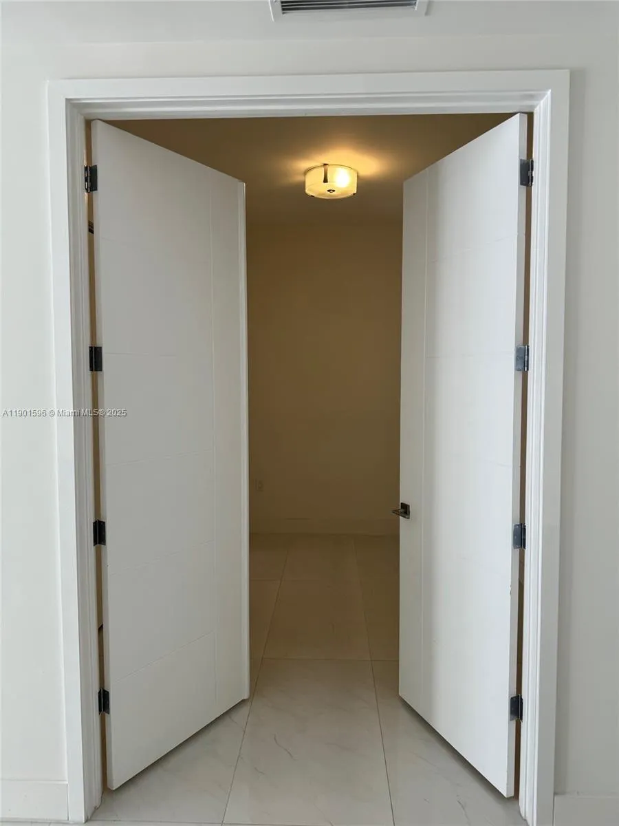 Coral Gables, Florida 33146, United States, 1 Bedroom Bedrooms, ,1 BathroomBathrooms,Residential,Active,234616