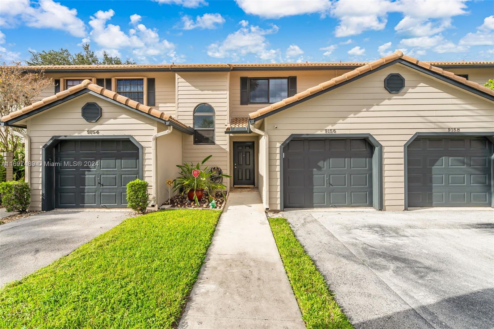 9156 Vineyard Lake Dr 9156, Plantation, Miami-Dade County, Florida - 3 Bedrooms  
3 Bathrooms - 