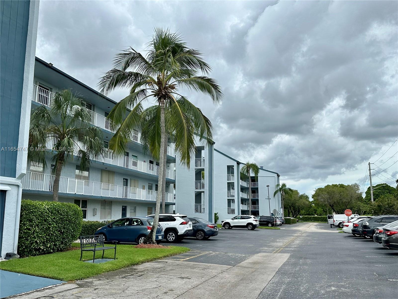 Discover this delightful 55+ community unit, boasting elegant laminate and ceramic flooring throughout. Enjoy modern living with stainless steel appliances and the convenience of an in-unit washer and dryer. Relax and take in the stunning views of the golf course right from your home. The unit is currently vacant and available for easy showings. Contact us today to schedule a walkthrough at your convenience!