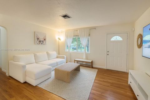 1055 NE 121st St North Miami FL 33161