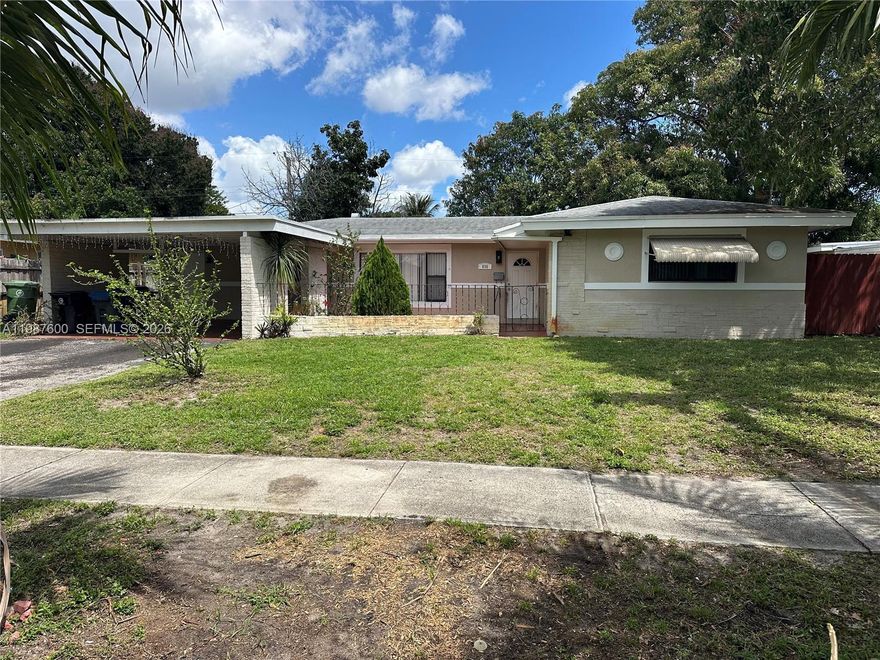 BEAUTIFULLY MAINTAINED SPACIOUS 4/3 WITH DEN /OFFICE, SINGLE FAMILY HOME CONVENIENTLY LOCATED NEAR 95 & 595 EXPRESSWAY. TILE FLOORS & NEUTRAL PAINT THROUGHOUT. HUGE LIVING AREA AND KITCHEN. LARGE BACKYARD WITH MANGO TREE AND MUCH MORE, YOU WILL FALL IN LOVE WITH THIS HOUSE, MUST SEE TO APPRECIATE!