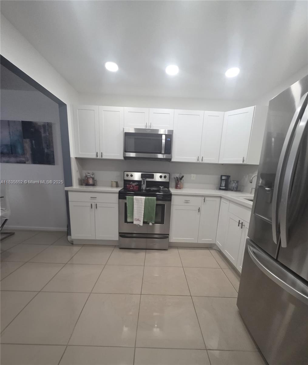 9800 Sunrise Lakes Blvd 309, Sunrise, FL, 33322/$169,900 3 9800 Sunrise Lakes Blvd 309