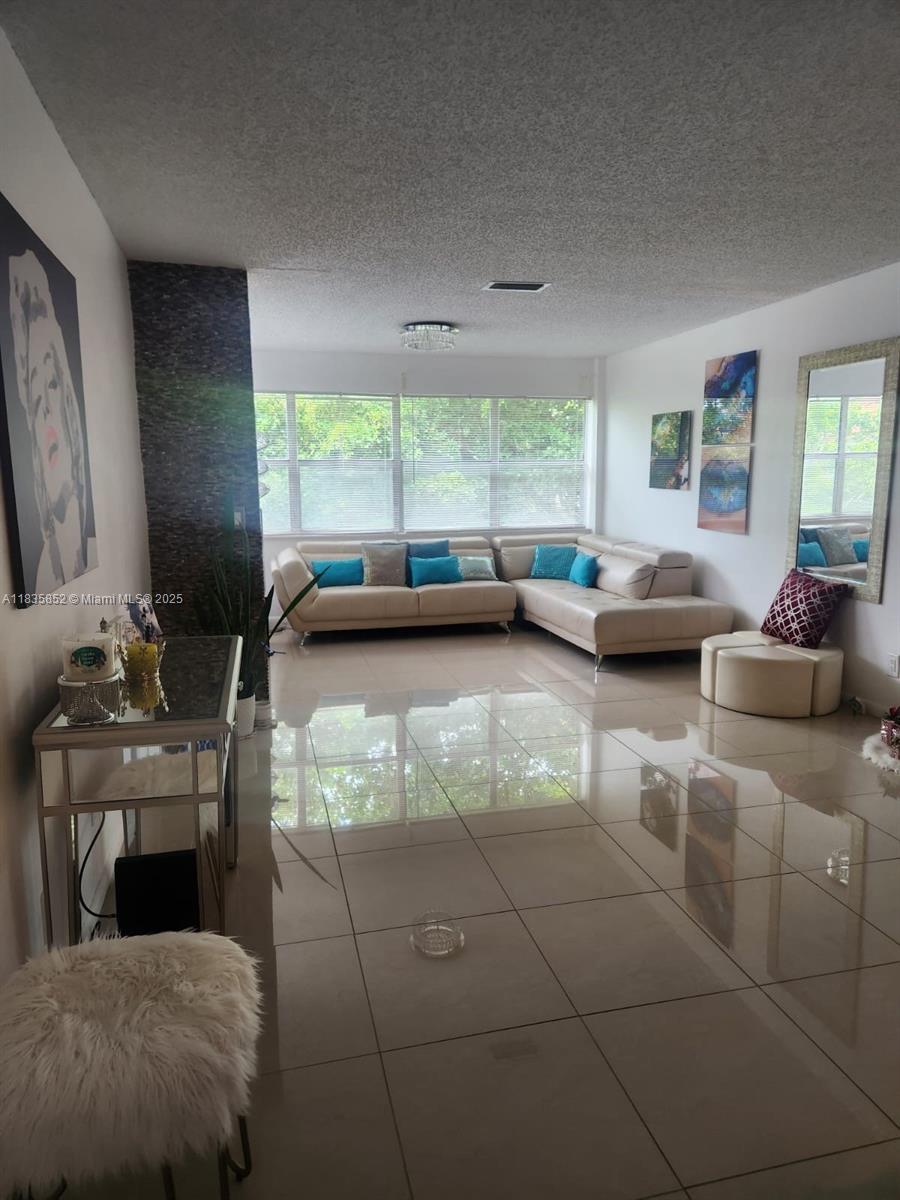 9800 Sunrise Lakes Blvd 309, Sunrise, FL, 33322/$169,900 2 9800 Sunrise Lakes Blvd 309