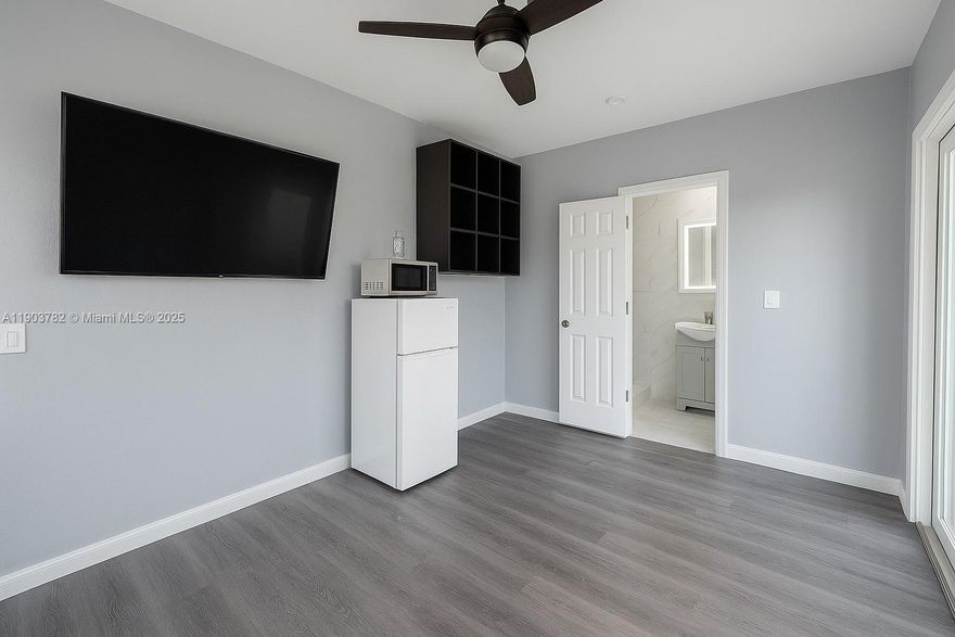 Modern studio in East Miramar — newly remodeled with utilities included! ??
Enjoy your own private parking spot, sleek finishes, and a 60-inch TV — all in 200 sq. ft. of comfort. Move-in ready and perfectly located!