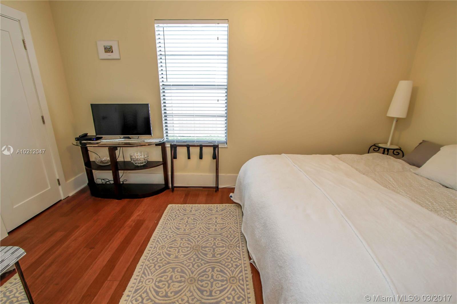 Hollywood 1-21 B - Residential