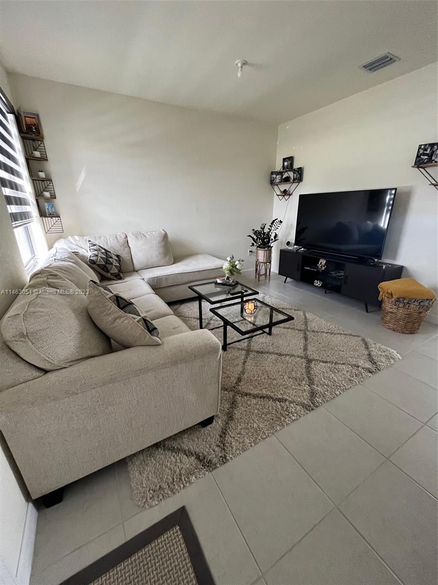 AQUABELLA NORTH - Residential Lease